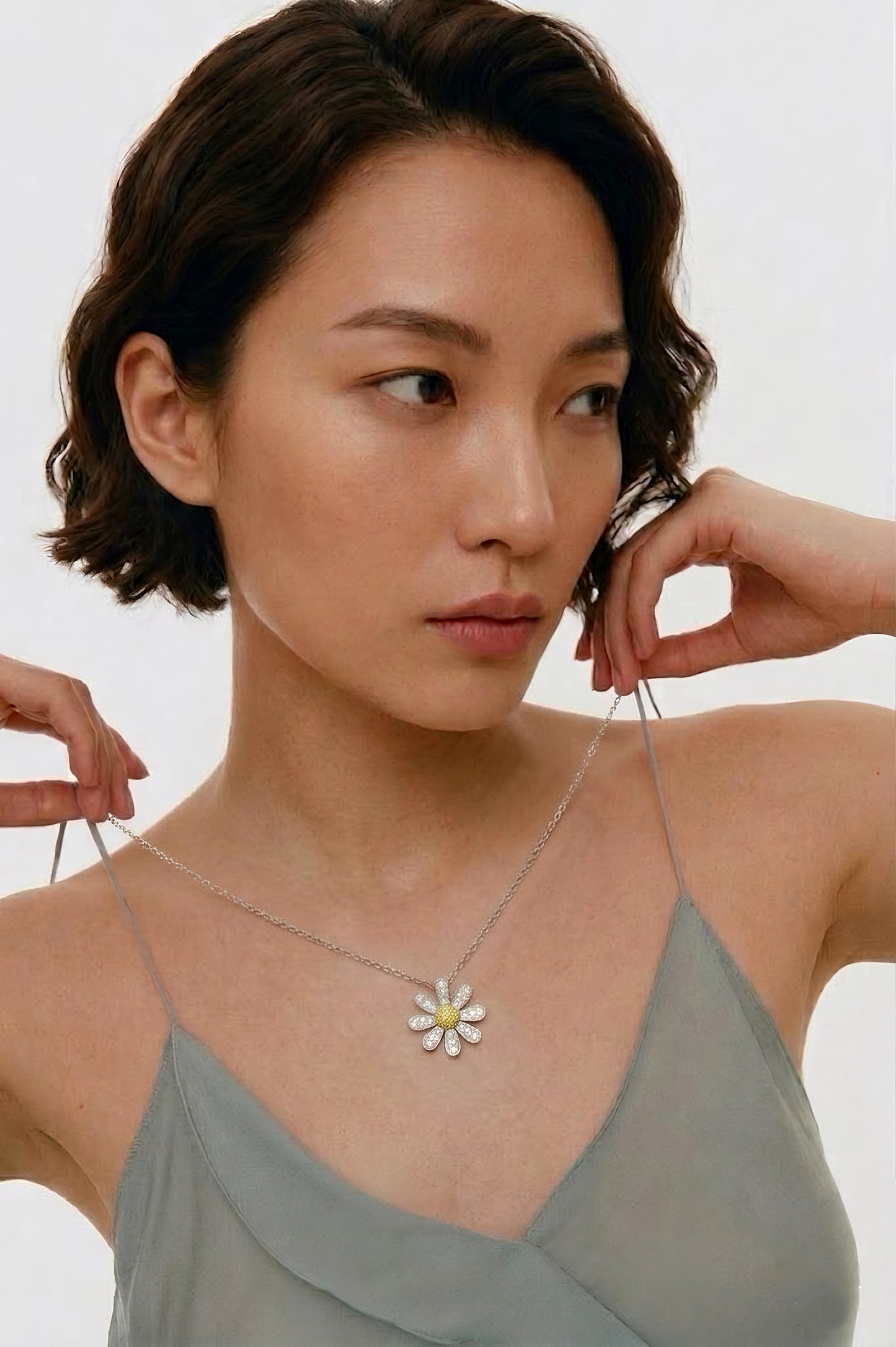 Daisy du Printemps Diamond Pendant Necklace